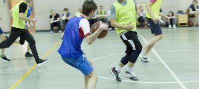 Матч по баскетболу  между командами 1 и 2 курса